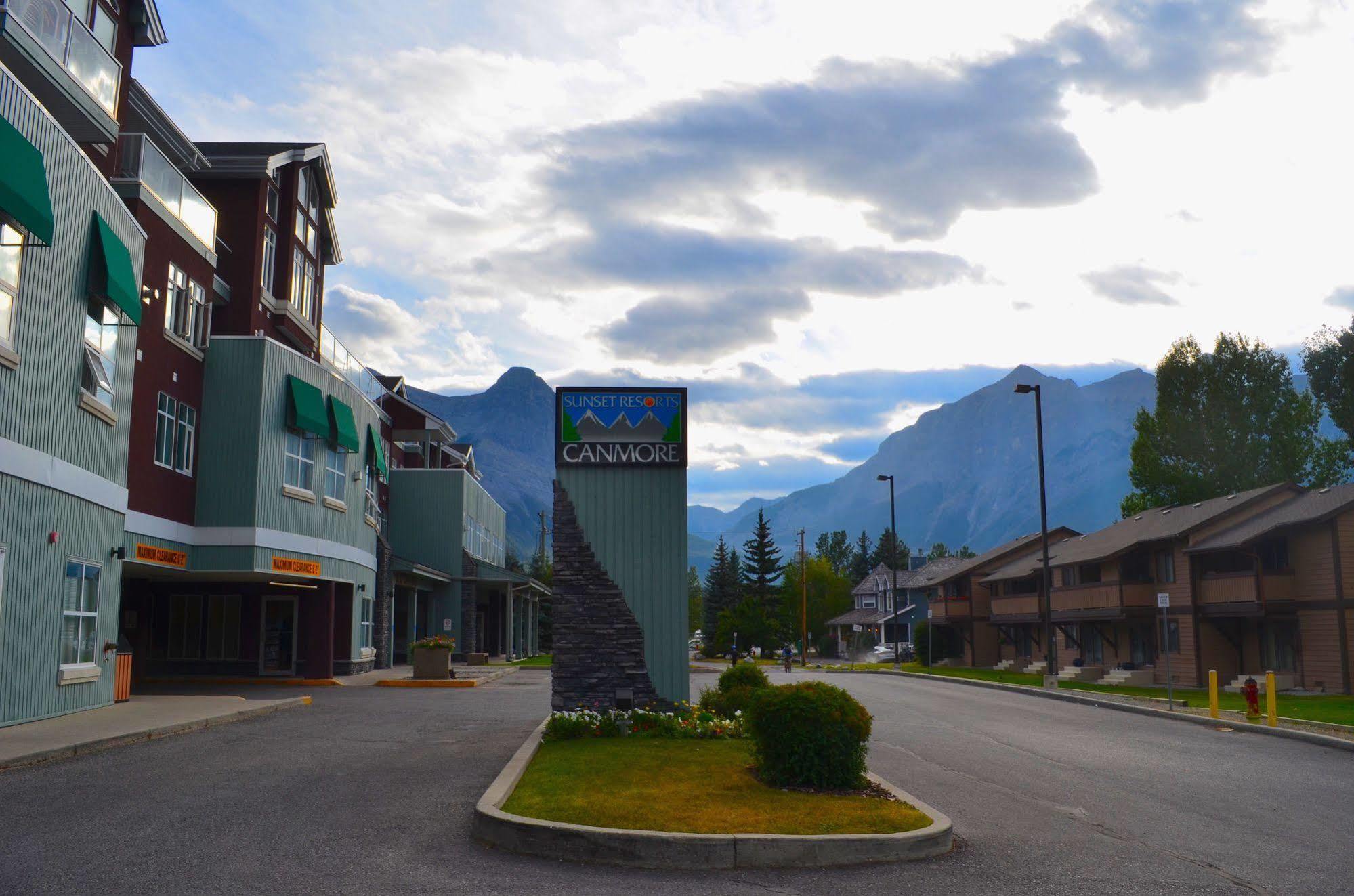 Sunset Mountain Inn Canmore Extérieur photo